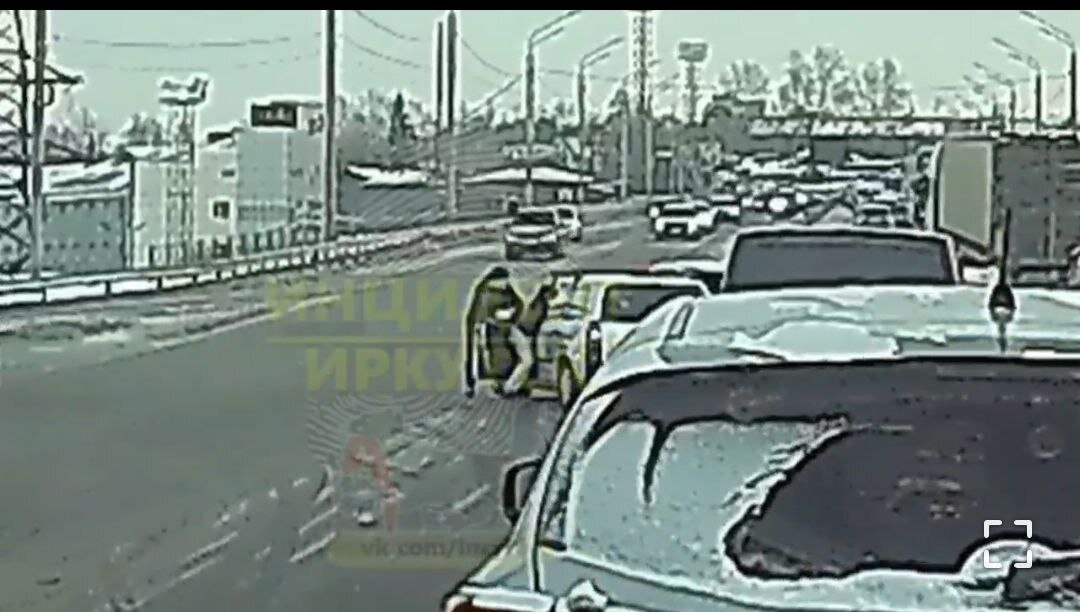 Конфликт на мосту попал на камеру видео-наблюдения. Фото: скриншот видео Инцидент Иркутск