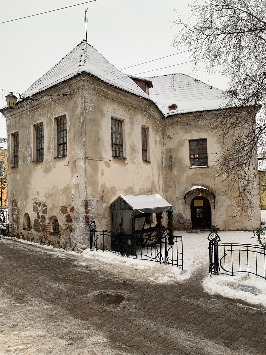 В здании находтся музей-примерочная доспехов и другой утвари рыцарей