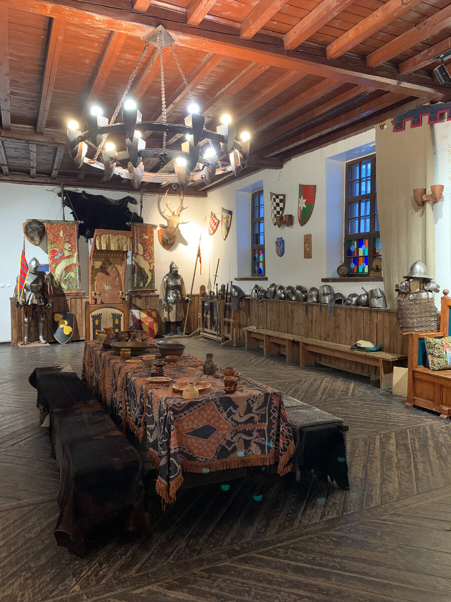 Все что тут лежит можно брать, передвигать, одевать/надевать. Народу очень мало