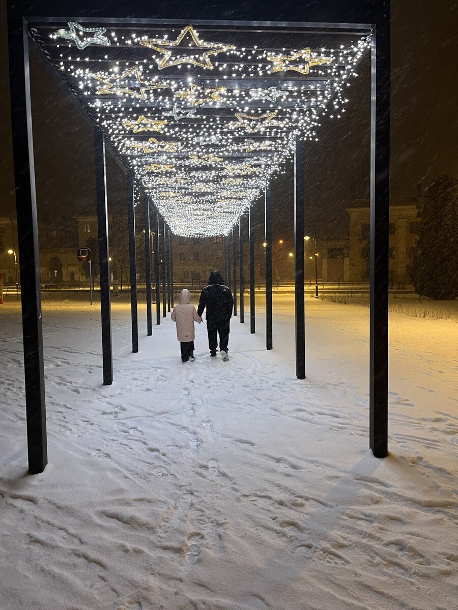 С дочей за ручку. 