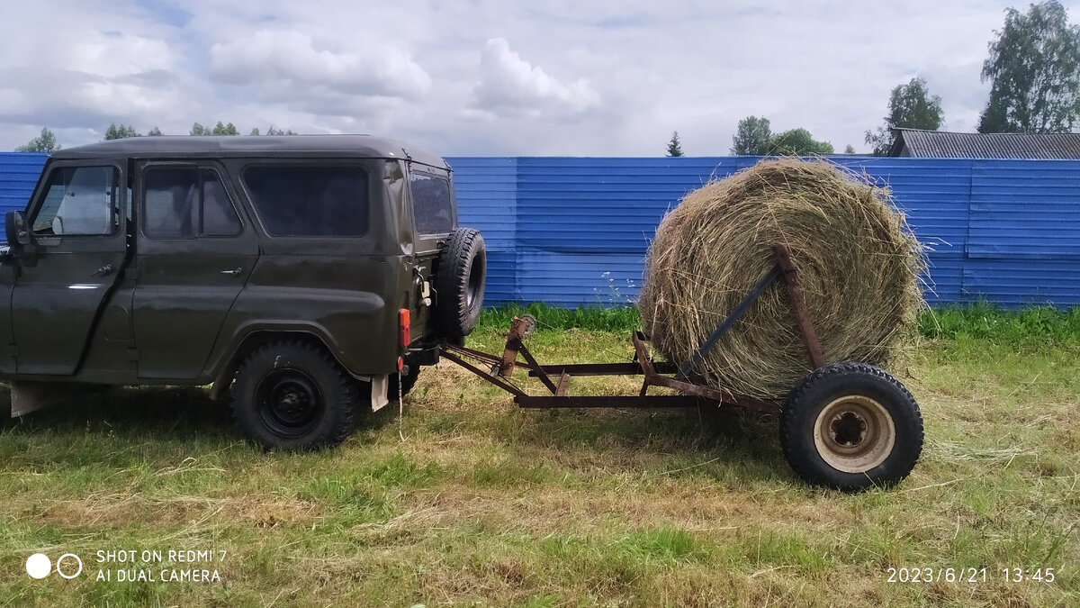 Заготовка и продажа сена - это практика, которая очень распространена в сельской местности. Расскажу вам уникальный опыт моей работы с сеном, который включает использование мотоблока со специальной косилкой, ожидание сушки и превращение травы в сено, прессование рулонами с помощью трактора с рулонным прессподборщиком и последующую транспортировку на уазике с самодельной телегой, оснащенной погрузчиком. 
Мне всегда был интересен сельский образ жизни и работа на заготовке сена стала для меня не только способом заработка, но и возможностью погрузиться в атмосферу природы и заботы о животных.Я начал использовать мотоблок с косилкой для коски травы. Мотоблок позволяет легко и эффективно справляться с большими объемами работы. Специальная косилка обеспечивает качественную коску травы.

Затем мне приходилось ожидать, пока трава высохнет и превратится в сено. Этот этап требует терпения и внимания, так как сено должно быть полностью высушено, чтобы сохранить его качество и свойства. За это время я занимался другими делами на своем хозяйстве или занимался подготовкой оборудования для дальнейшей работы.

После сушки траву нужно было прессовать в рулоны. Для этой цели я использовал трактор с рулонным прессподборщиком. Трактор обладает достаточной мощностью и возможностью прессовать траву, делая ее компактной и удобной для транспортировки и хранения. Прессовка сена в рулоны делает его более удобным для продажи и использования клиентами.

Для транспортировки рулонов сена я использовал уазик с самодельной телегой, оснащенной погрузчиком. Уазик с его небольшой грузоподъемностью в сочетании с самодельной тележкой был отличным выбором для перевозки сена. Погрузчик упрощал погрузку и выгрузку рулонов сена на телегу, делая процесс более эффективным и быстрым.

Мой бизнес по заготовке и продаже сена в деревне был успешным. Я находил клиентов среди местных фермеров, сельскохозяйственных предприятий и владельцев скота. Качество моего сена и надежность в соблюдении сроков доставки привлекали клиентов и помогали мне удерживать постоянную клиентскую базу.

Заготовка и продажа сена - это ответственное и трудоемкое дело. Однако, благодаря использованию правильной техники, такой как мотоблок с косилкой, трактор для прессования и уазик с самодельной телегой, у меня удалось сделать процесс более эффективным и прибыльным. Эта работа также принесла мне удовлетворение и укрепила мою связь с землей и природой.