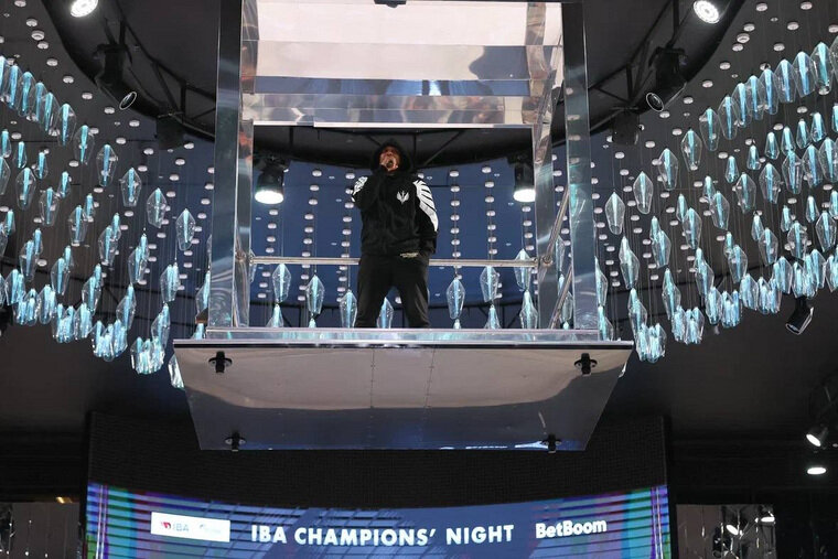    Рой Джонс выступил на церемонии взвешивания боксеров в рамках «Ночи чемпионов IBA»