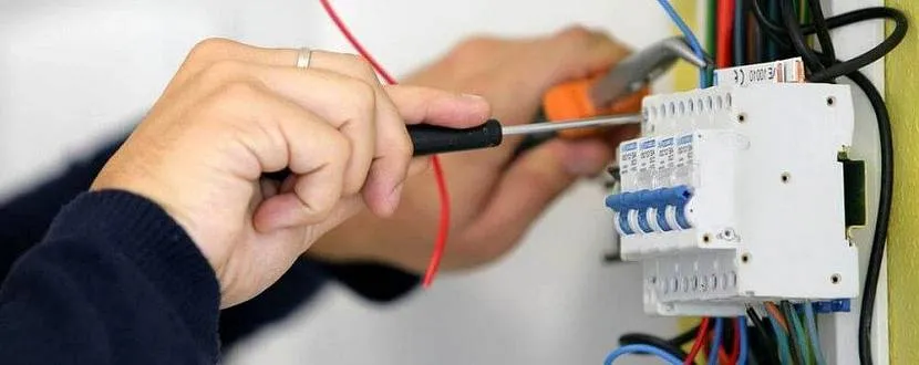 Как к ноуту подключить два монитора. Подключить помощь. Порядок подключения монитора. Как заряжать батарейку с помощью usb кабеля. Подключение дверного звонка 220в схема подключения.