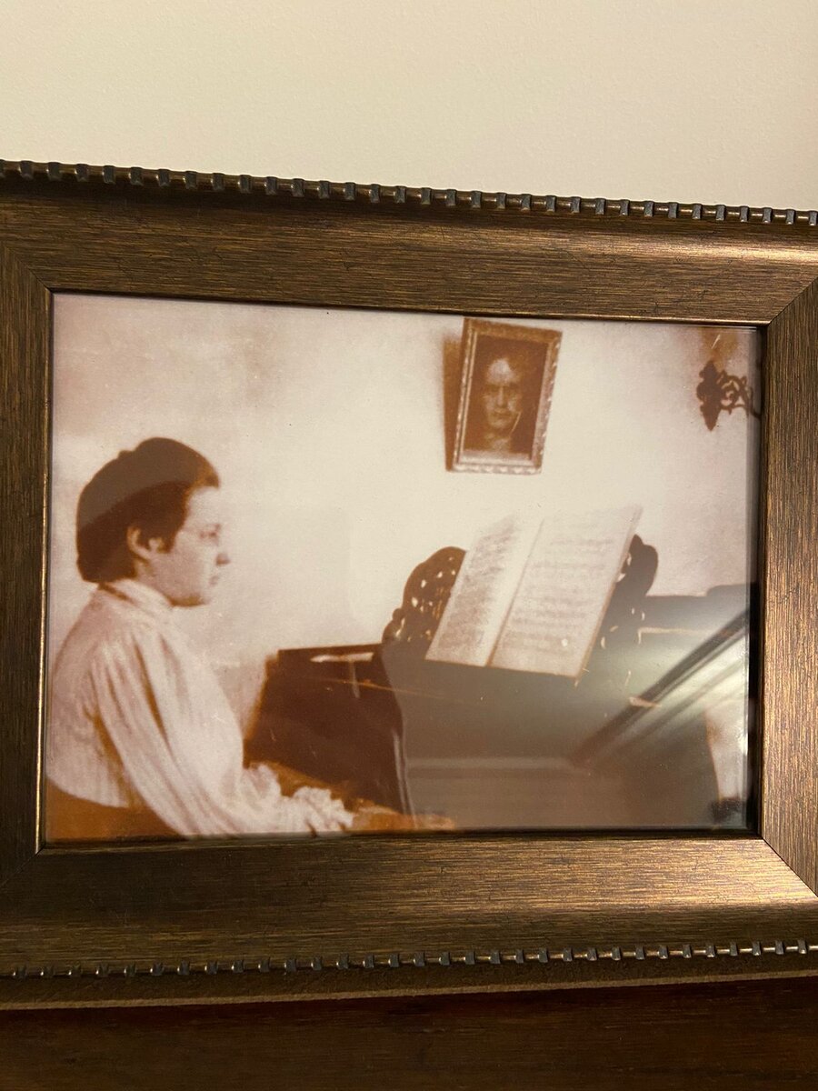 Фотография Цветаевой из родительского дома - в музее тоже на стене над роялем висит портрет Бетховена