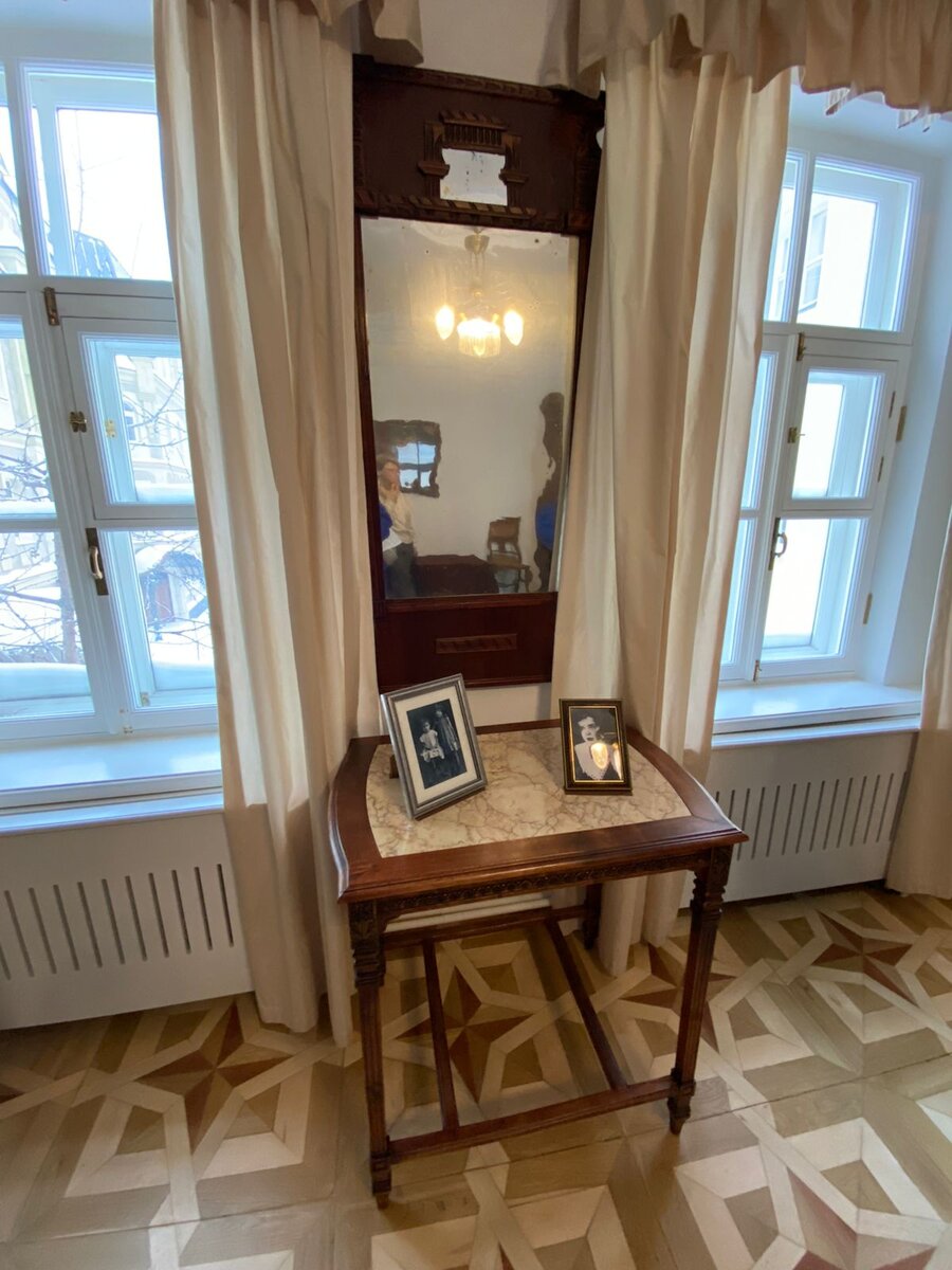 Оригинальный туалетный столик и зеркало Цветаевой