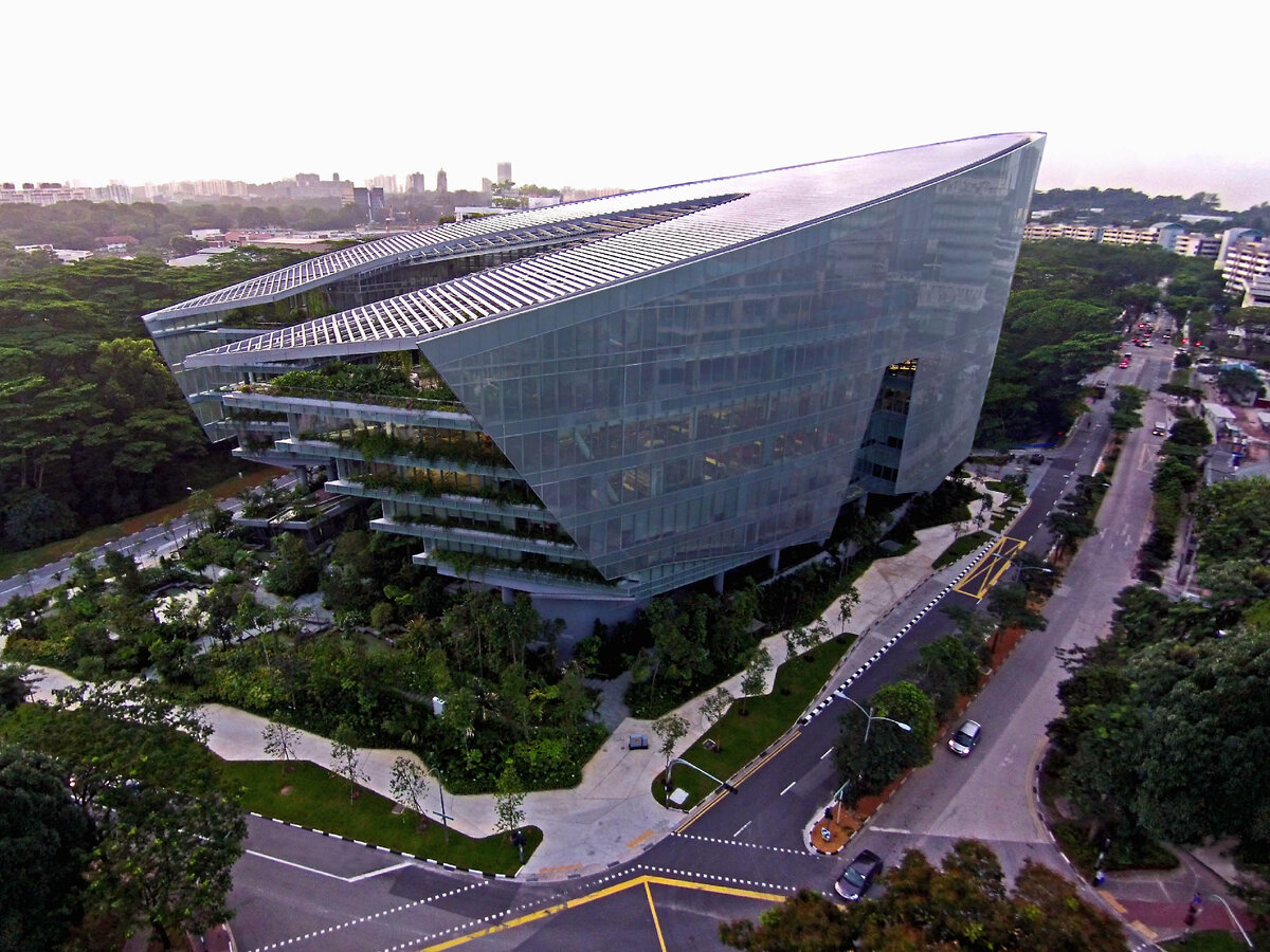 В кампусе площадью 22 500 кв. м. есть магазины розничной торговли, театр на 100 мест и офисы, которые занимают различные медиа-компании Disney, включая ILM Singapore и спортивную сеть ESPN Asia-Pacific, а также саму The Walt Disney Co. Некоторые проекты, которые в настоящее время находятся в производстве, включают «Трансформеры 4» и «Мстители 2». Фото с Pixabay.