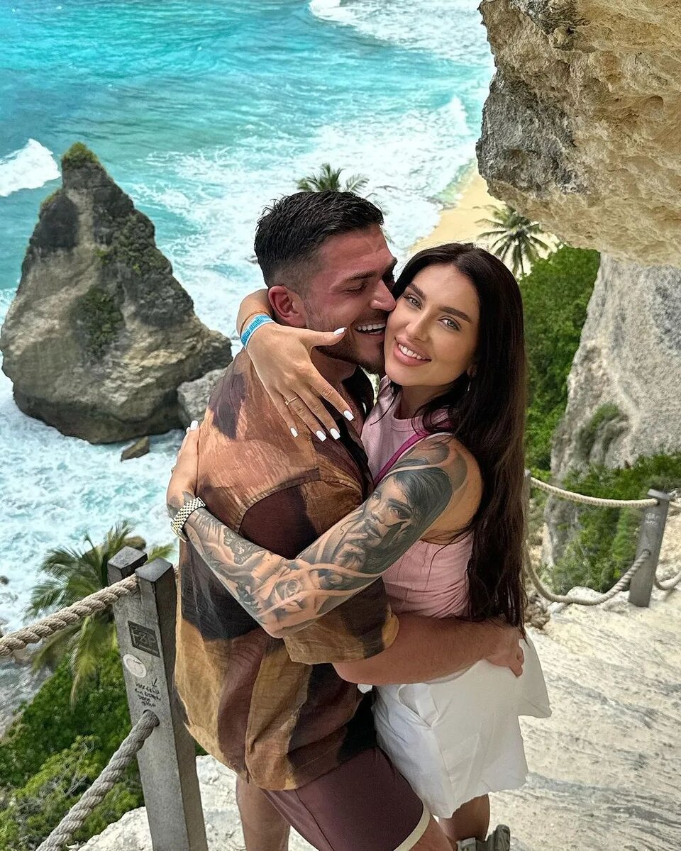 гулять с собакой. собака боится гулять на улице что делать. прогулка с собакой. собака в окне. выгуливать собаку.