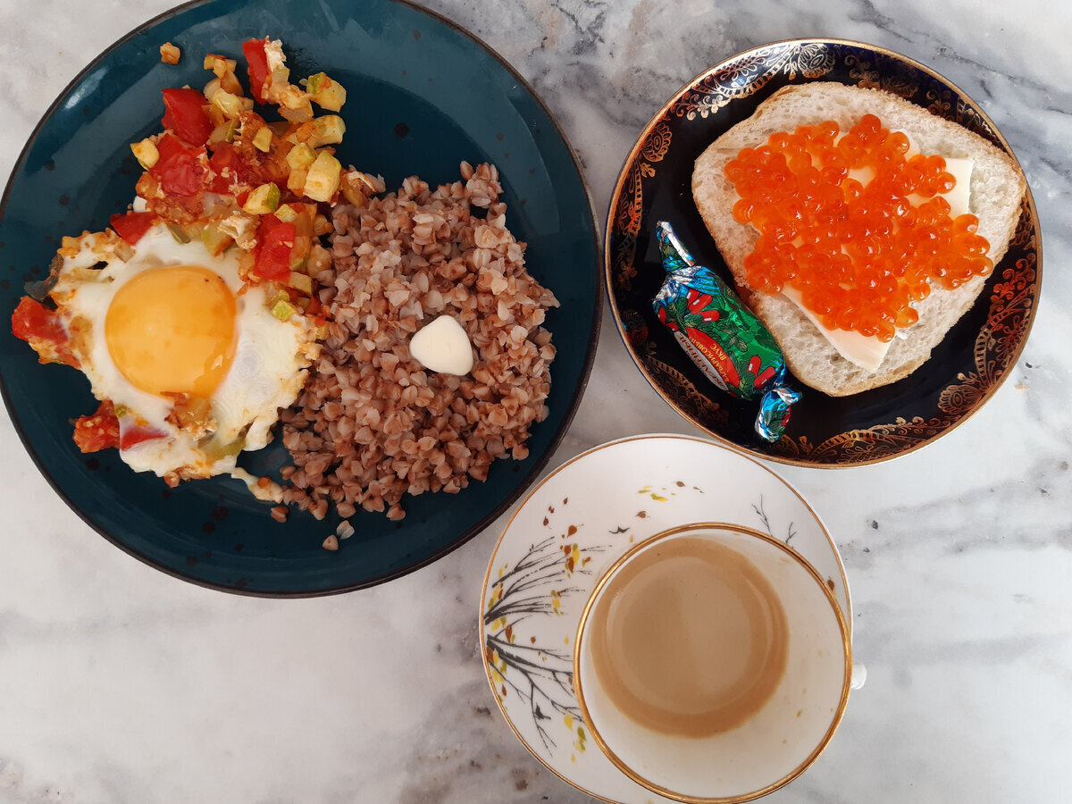 тут 100 г гречки (примерно) со сливочным маслом, яичница с овощами, бутерброд со сливочным маслом и икрой