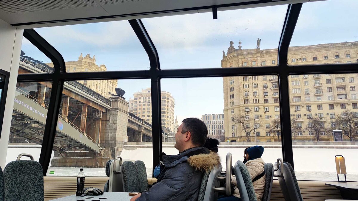 За бортом справа — дом Геологов. Построен в 1956 году для работников Министерства Геологии СССР. Листайте галерею, чтобы увидеть ещё фото