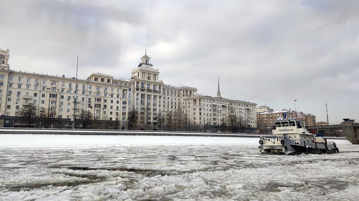 Как я плавала по Москве-реке на водном электротрамвае и пила кофе в  небоскрёбе Москва-Сити | Путешествую по России | Дзен