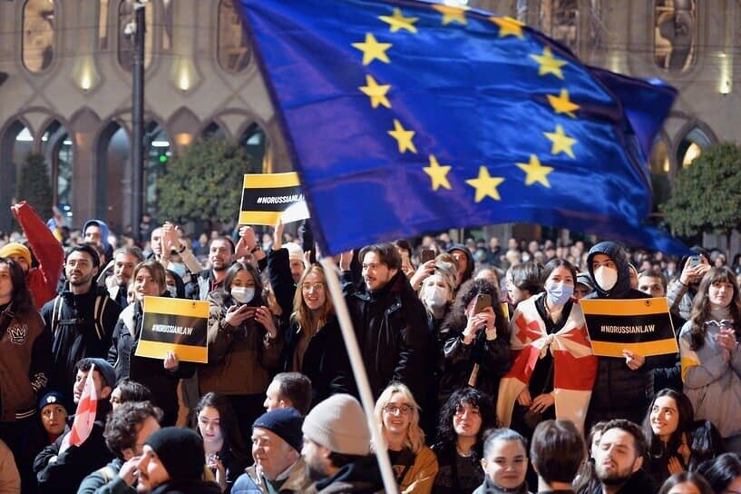 Митинги против закона об иноагентах в Тбилиси