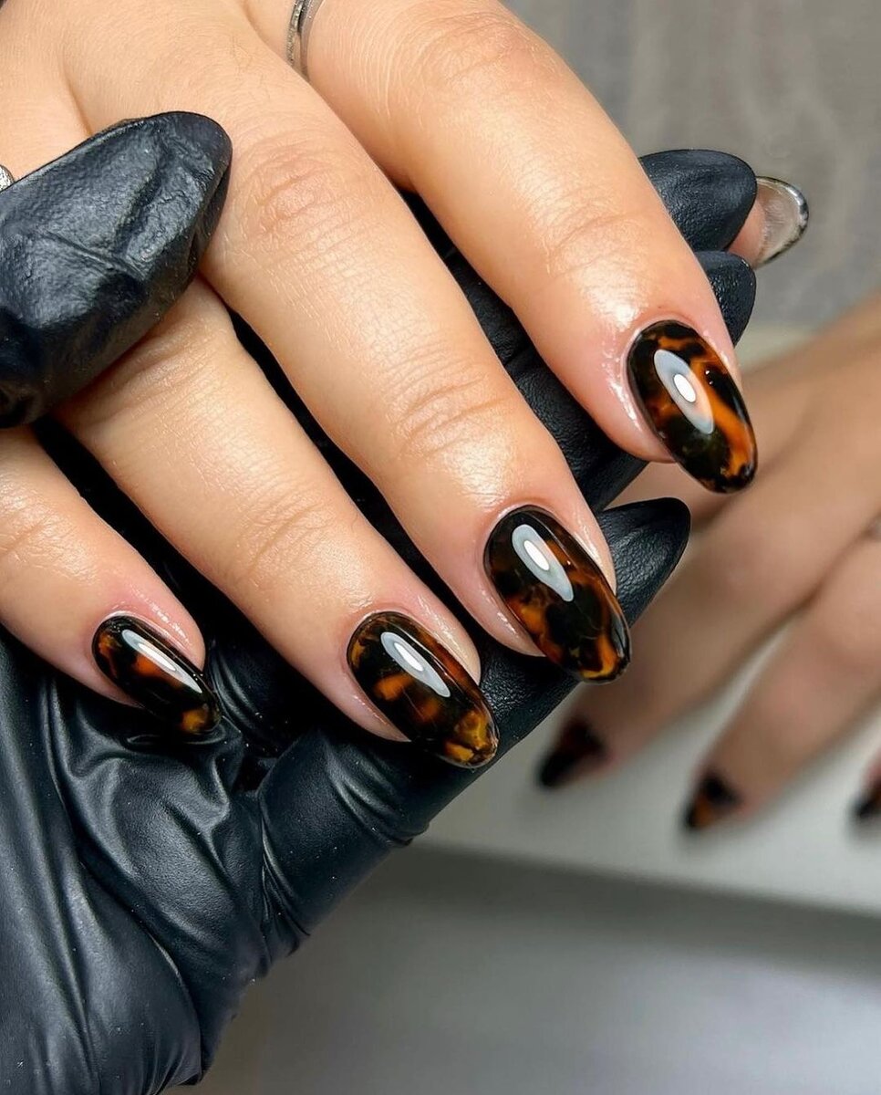 модный маникюр. актуальный дизайн ногтей. необычный маникюр. весенний маникюр. нюдовый маникюр 2022 миндаль.