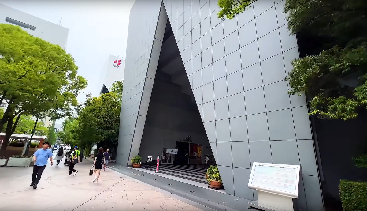 Вход в деловой центр в форме треугольника - символичное обозначение энергии Огня, , который рулит в 9 периоде.