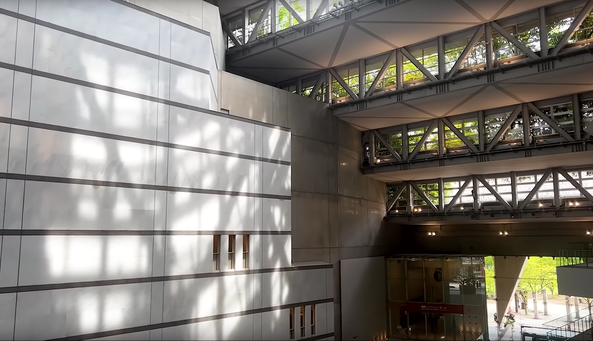 Вид на вход в деловой центр изнутри здания. 