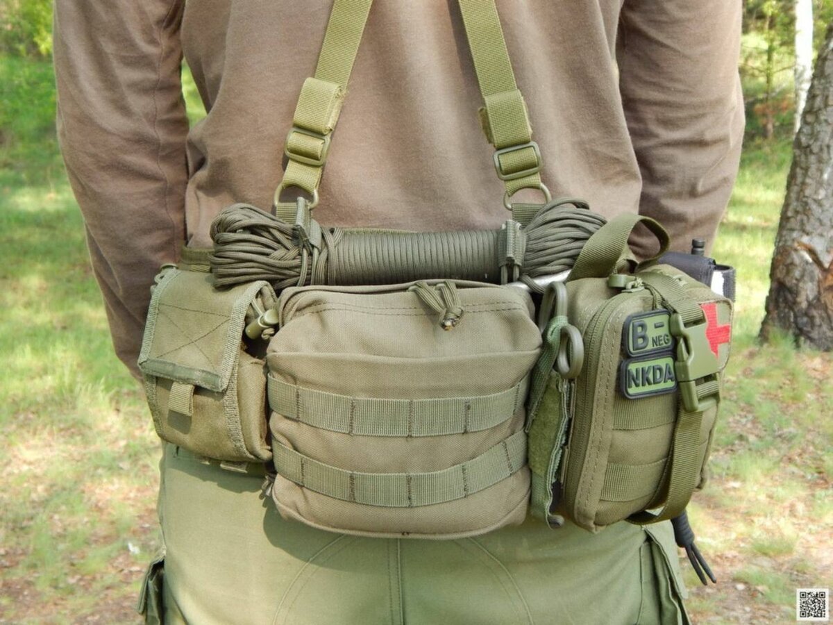 Запечатлённые на фото подсумки, как правило, предназначены для размещения разных типов снаряжения -- от боеприпасов и инструментов до средств первой помощи и медицины.