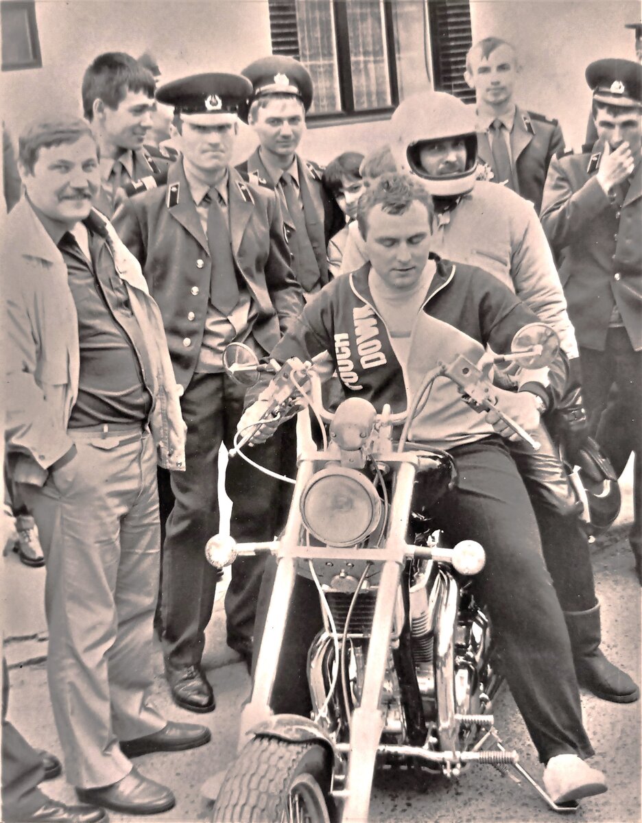 Чоппер Харлей-Дэвидсон с номерным знаком DDR  (ГДР). Из-за мотоциклиста выглядывают дочь и младший сын капитана.