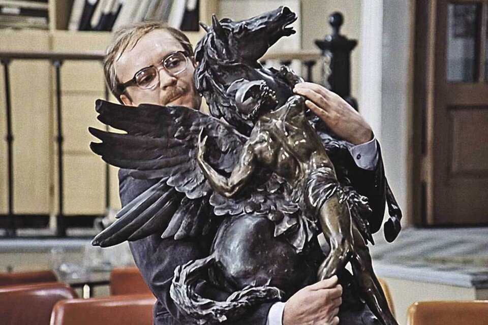    Андрею Мягкову на съемках «Служебного романа» пришлось нелегко: крылатый конь весит 25 килограммов! Фото: Кадр из фильма