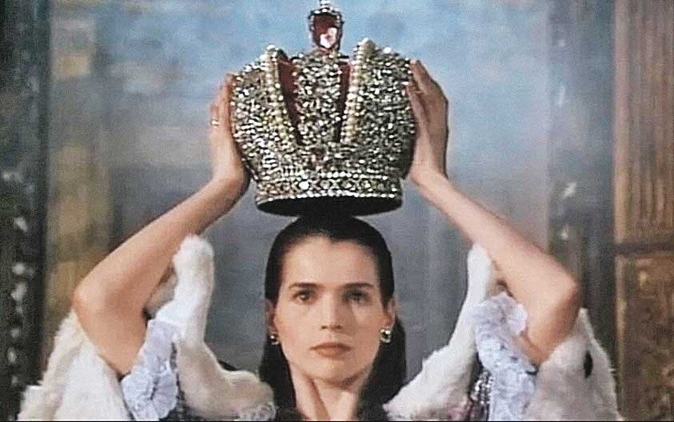    Кроме киносериала про «Неуловимых», корону сняли в фильме «Молодая Екатерина»: ее примерила голливудская звезда Джулия Ормонд. Фото: Кадр из фильма