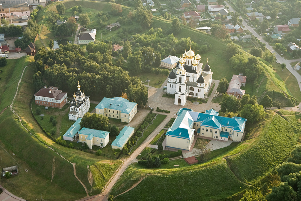 Фото из статьи в Википедии "Дмитровский Кремль". Земляной вал. Автор Boris Ivanov.