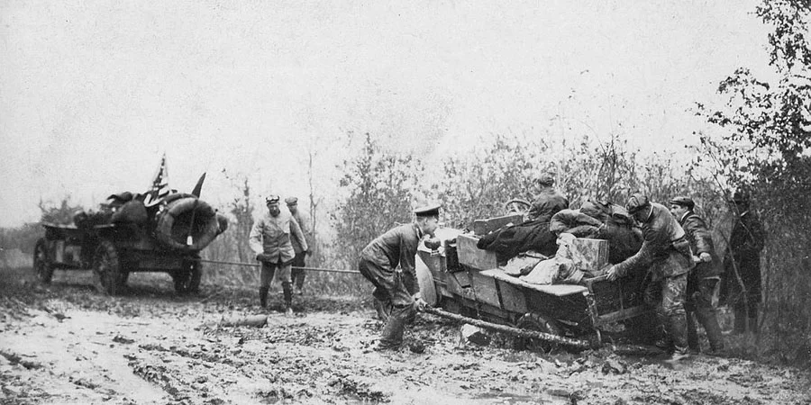 Американский экипаж и русские военные помогают немецким гонщикам. Источник: https://thumb.tildacdn.com/tild3361-3165-4132-a637-306666383261/-/format/webp/91ThomasFlyer.jpg