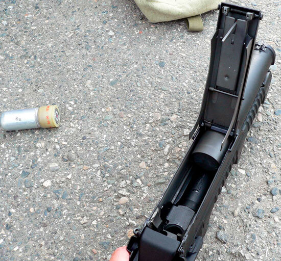 ГМ-94 с поднятой крышкой ствольной коробки. Получен доступ к магазину, можно заряжать (фото из открытых источников)