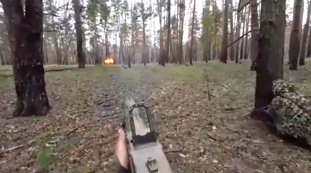 Наши бойцы в ходе налёта на позиции противника в лесу «страны 404», ведут огонь из ГМ-94 термобарическими гранатами. Виден взрыв (кадр из открытых источников)