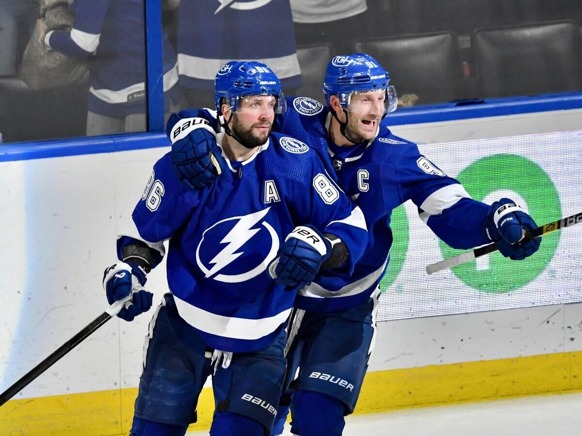    Хоккеисты "Тампы-Бэй Лайтнинг" Никита Кучеров (слева) и Стивен Стэмкос© Фото : Пресс-служба "Тампы"