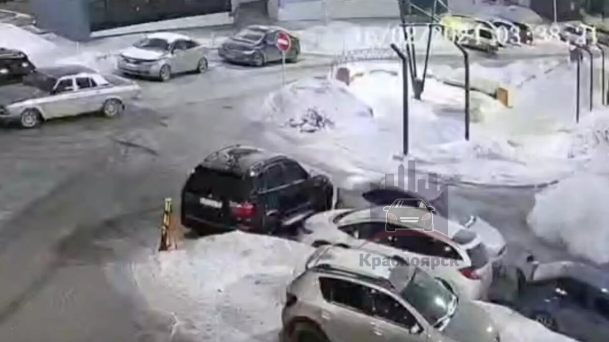     Красноярцев ночью напугал взрыв во дворе на улице Елены Стасовой. В полиции рассказали, что это могло быть.