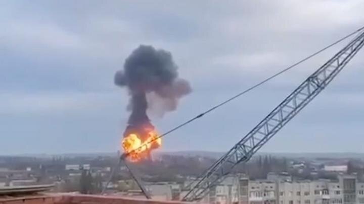   Новость о потере БДК "Цезарь Куников" двухдневной давности была накануне была перебита сообщениями с Авдеевского направления, где ВСУ терпят одно поражение за другим.-5