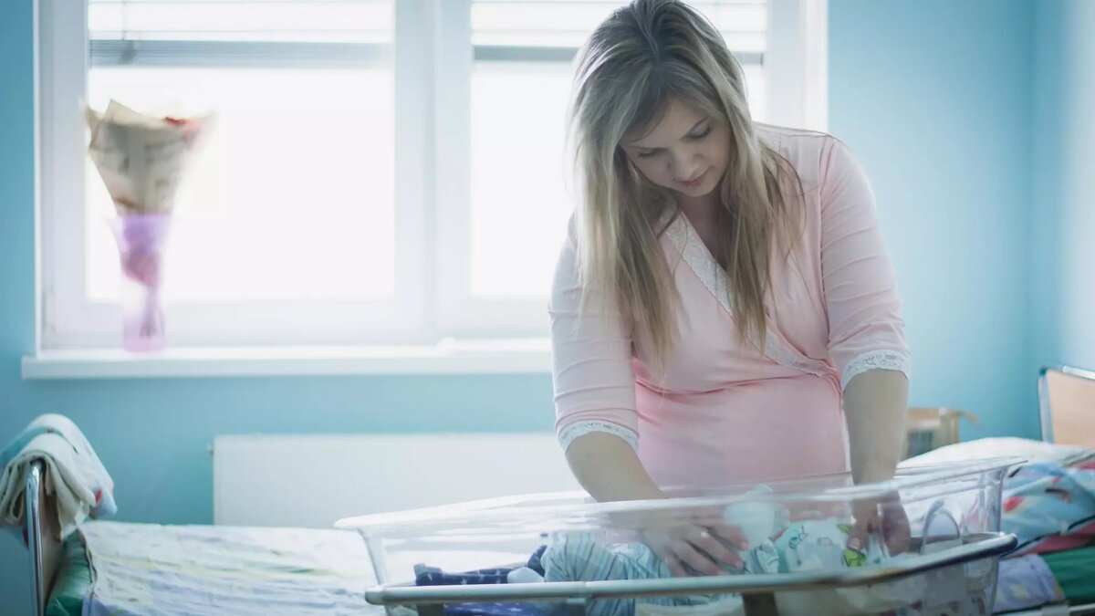     Жители Татарстана, которые решили стать родителями, могут смело приплюсовать к семейному бюджету пособия из федеральной и республиканской казны. Согласитесь, с маткапиталом и социальной выплатой на ипотеку рожать куда спокойнее. Как поддерживают семьи с детьми в Татарстане — читайте в материале.