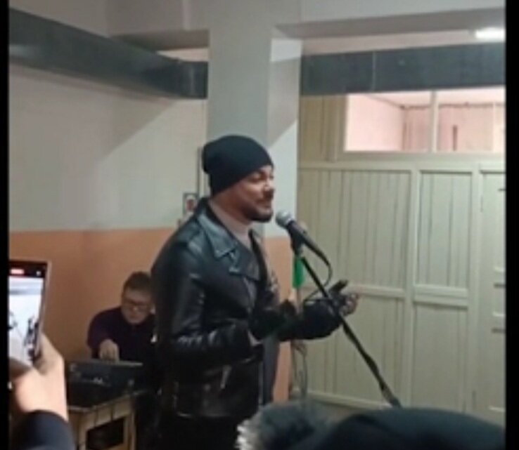 Скриншот из видео. Выступление Киркорова в Горловке