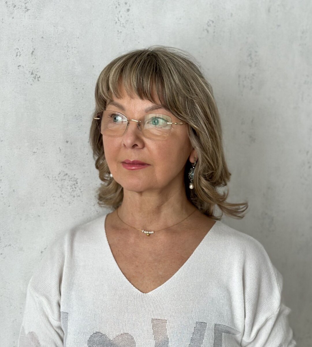 Очеретина Ирина Геннадьевна - травматолог-ортопед, миотерапевт, кандидат медицинских наук со стажем работы в здравоохранении более 35 лет. Автор метода лечения позвоночника без операций