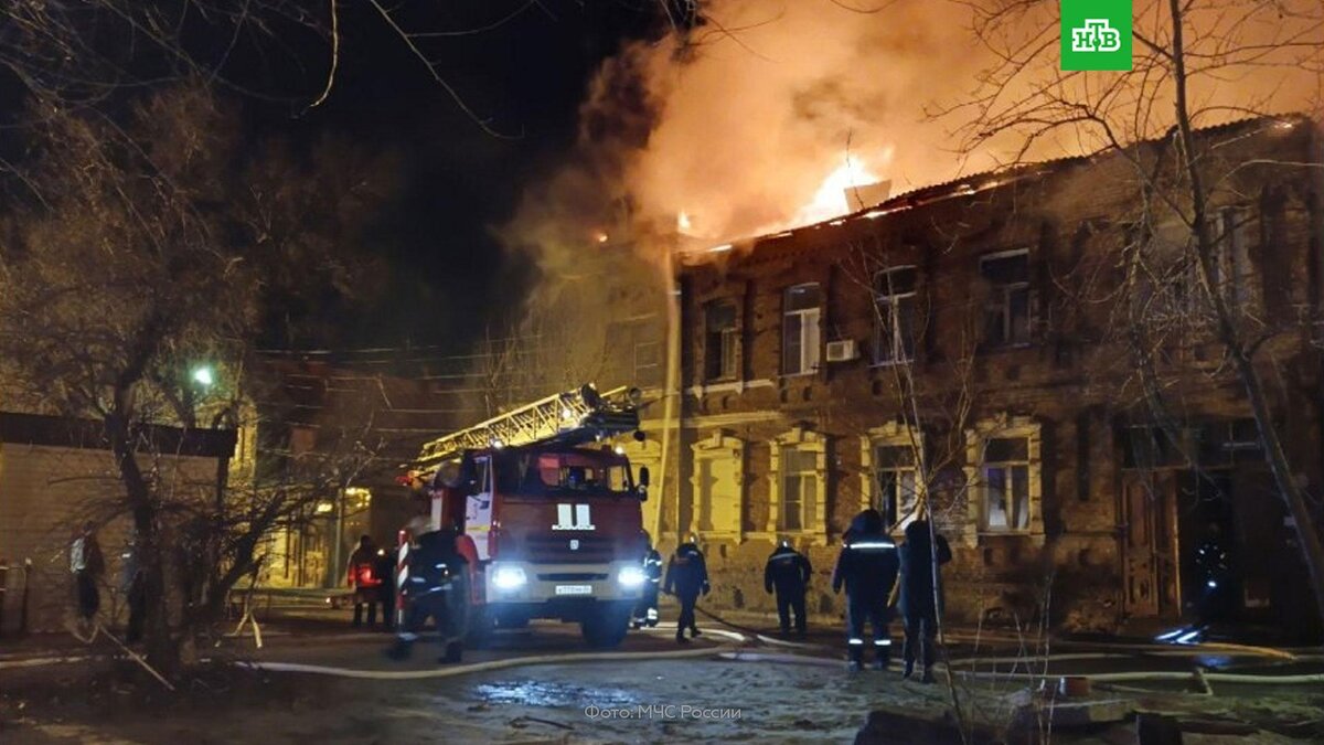 Крупный пожар в жилом доме тушат в Астрахани | НТВ: лучшее | Дзен