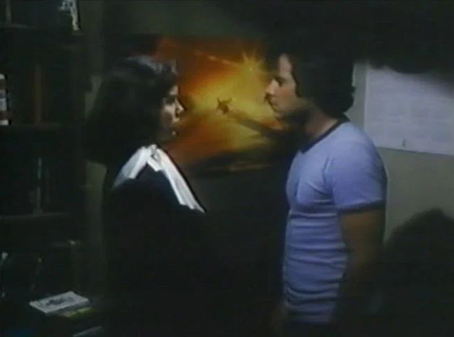 Укради эти идеи!. 10 уроков творческого самовыражения. Человек кладет книгу на полку. Много книг. Ограбление библиотеки.