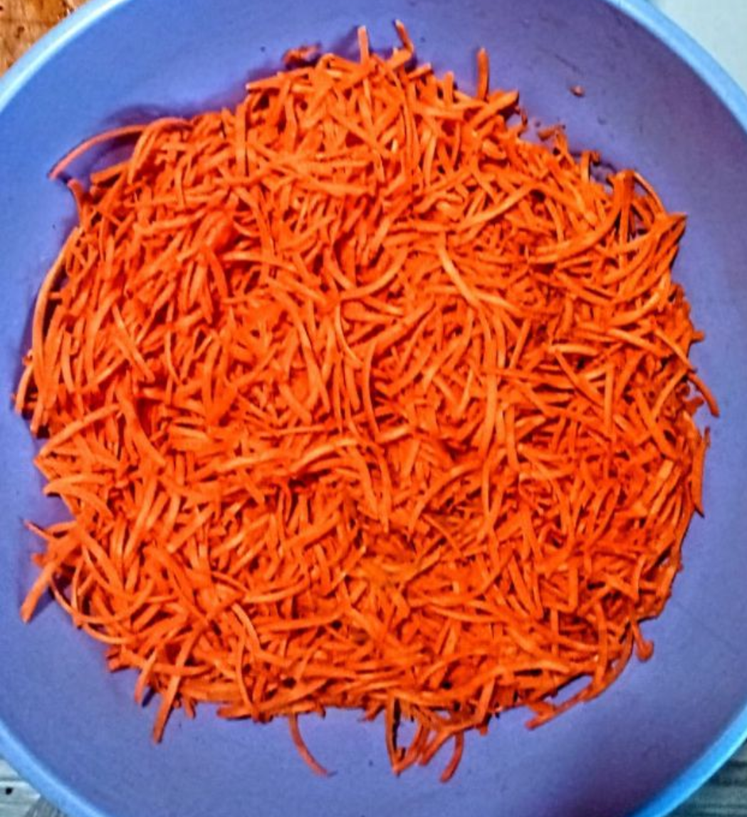 Измельчаем доступным способом морковку. 