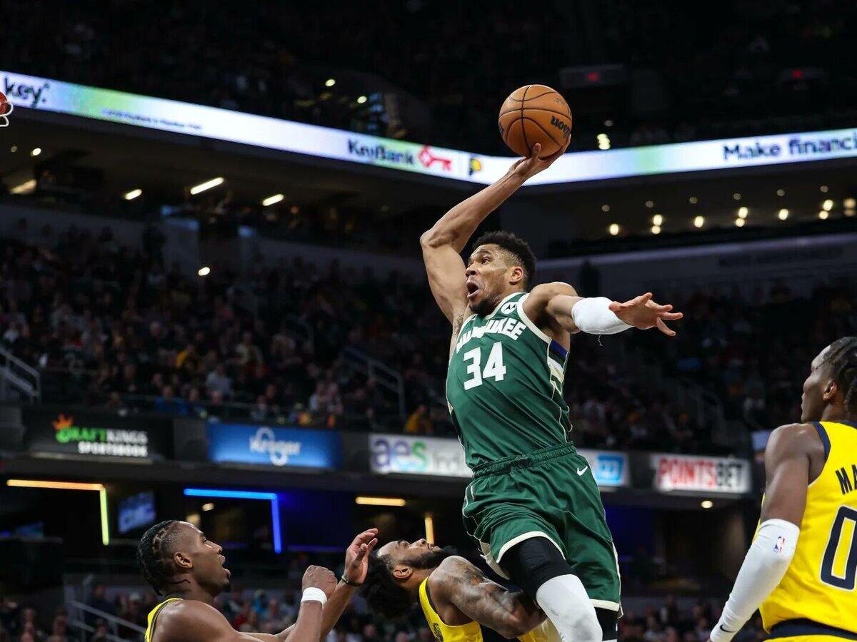    Баскетболист "Милуоки Бакс" Яннис Адетокунбо в матче НБА (в центре)© соцсети Янниса Адетокунбо