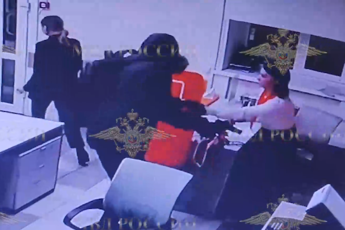    Появилось видео, как хабаровчанин грабил банк с гранатами и пистолетом