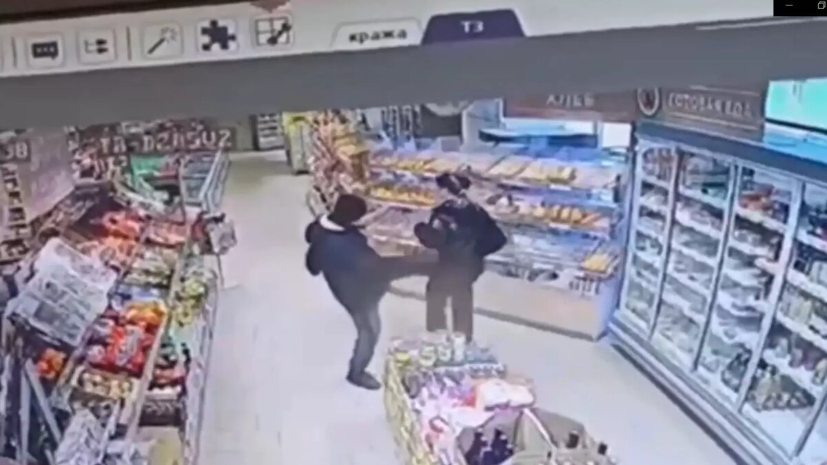     Мужчина ударил девочку ногой в живот в магазине в Краснооктябрьском районе Волгограда, сообщают Telegram-каналы.