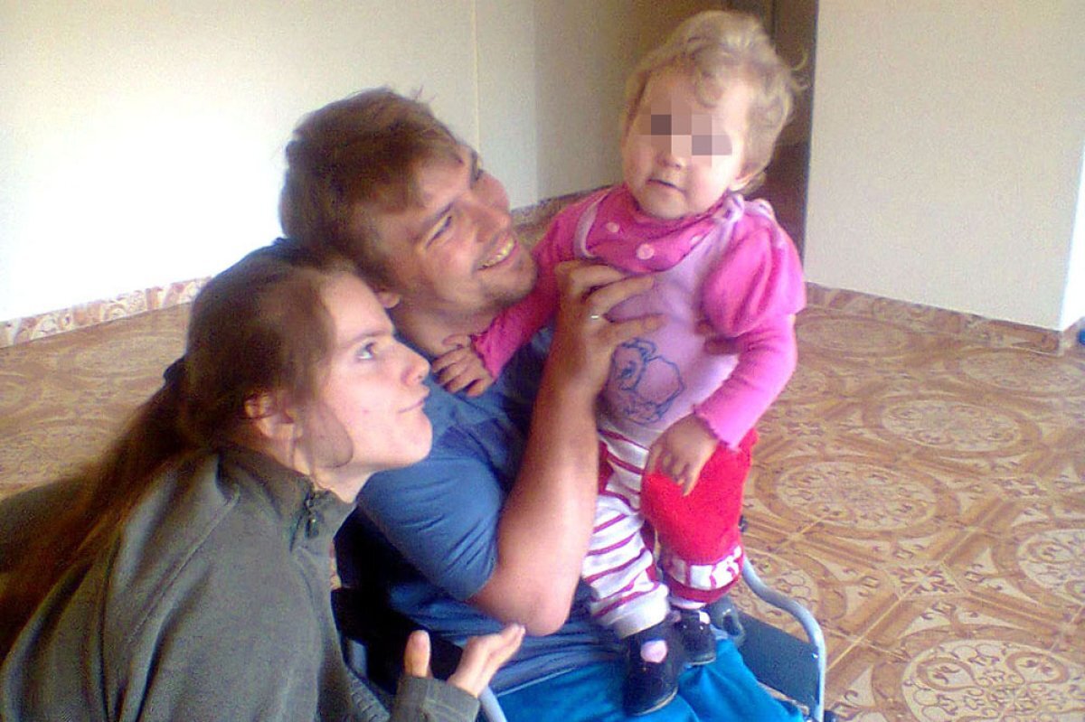    Светлана родила здорового малыша, но жить в интернате вместе с ребёнком супругам не дали.