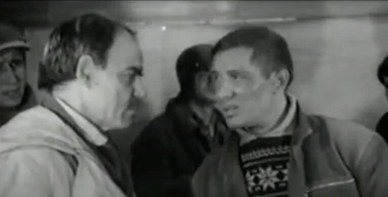 Кадр из фильма. МИхаил Глузский в роли прораба и Герман Качин в роли Семёна
