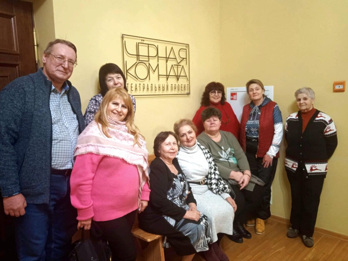 Пензенцы у входа в "Чёрную комнату" СРДТ