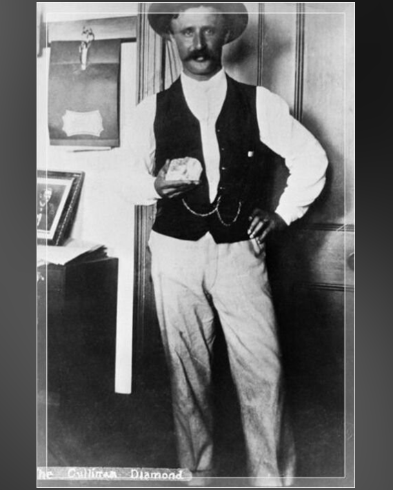 Шахтер держит алмаз Куллинан вскоре после того, как он был найден. (Фото: Hulton-Deutsch Collection/CORBIS/Getty Images)