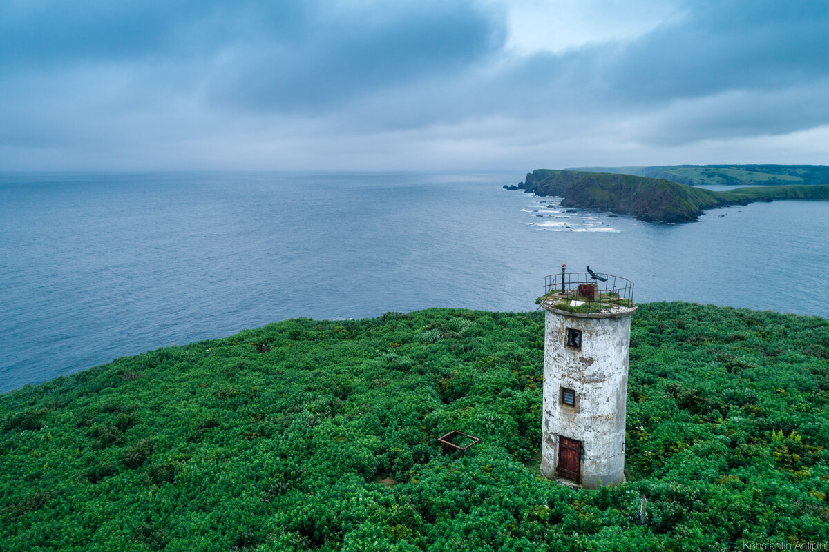  Самый маленький из обитаемых островов Южных Курил и при этом самый большой из островов Малой Курильской гряды. Название острова Шикотан произошло из языка древних айнов, населявших острова Курильской гряды.

