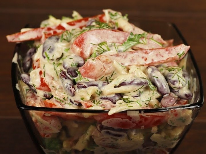 Этот салат с помидорами и фасолью станет изюминкой вашего стола: гости будут довольны