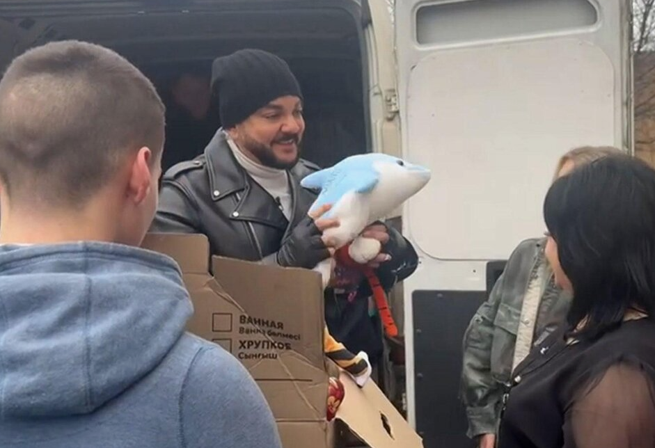 В Новороссию артист приехал не с пустыми руками. Но одно дело задобрить детей и женщин, которые, по своей природе, мыслят сердцем. И совсем другое - добиться признания у хмурых и суровых мужиков, вернувшихся с поля брани