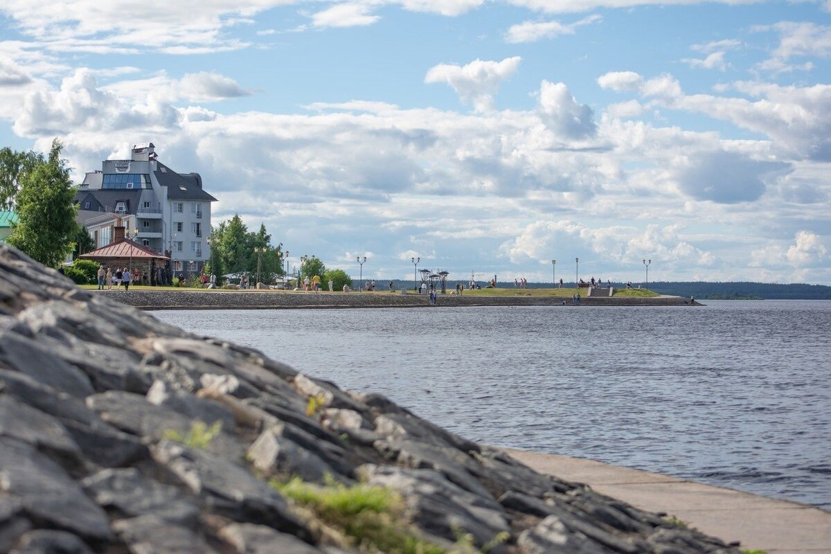 Петрозаводск набережная Онежского озера. Республика Карелия набережная Петрозаводск. Ресторан на Онежской набережной Петрозаводск. Сток Онежского озера.