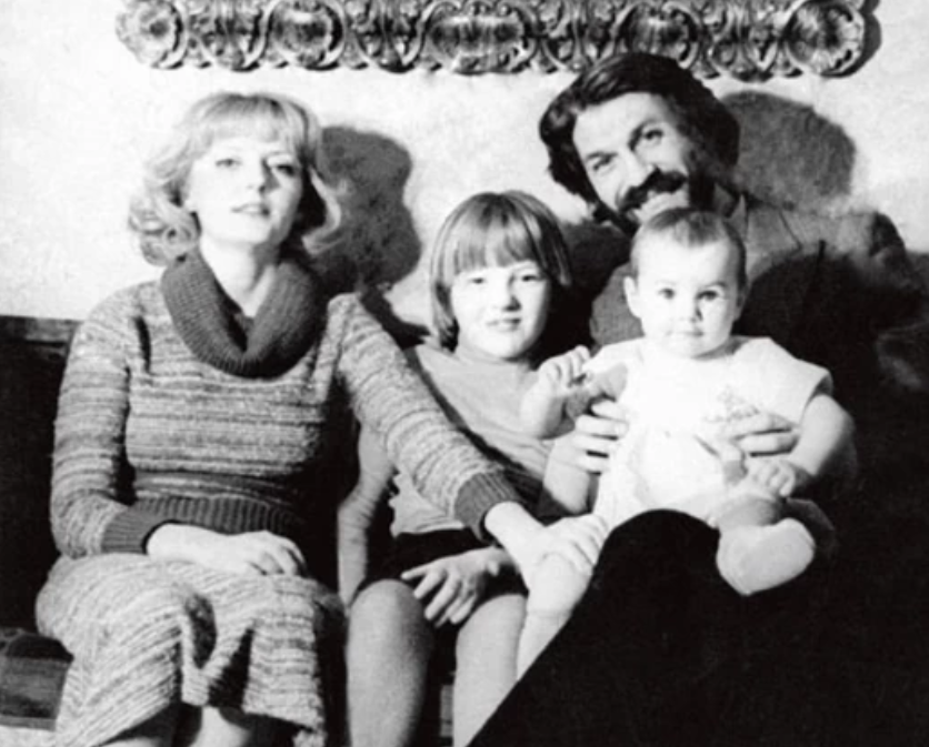 Марианна Вертинская, Александра и Борис Хмельницкий с маленькой Дашей на коленях