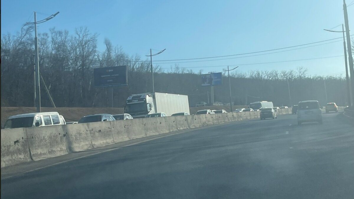 «Вся трасса колом»: многокилометровая пробка собралась во Владивостоке ...
