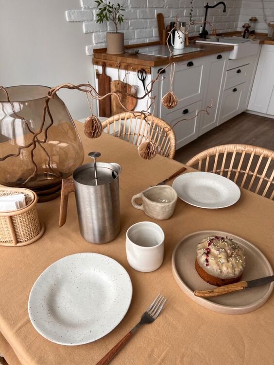 Как оформить кухню в доме. Кухня в классическом стиле коричневая. Деревенский стиль в интерьере. Кухни кантри прованс. Обстановка кухни в частном доме.