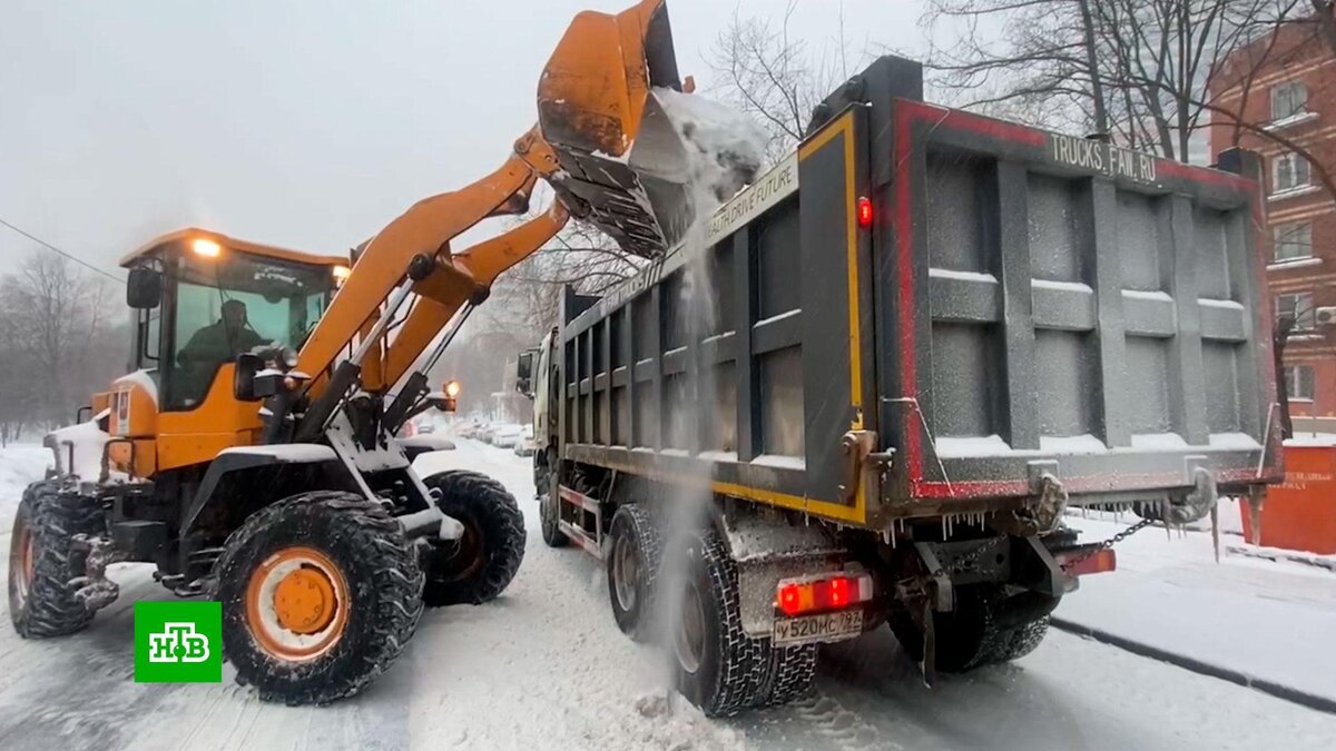    Снег в Москве убирают около 165 тысяч человек